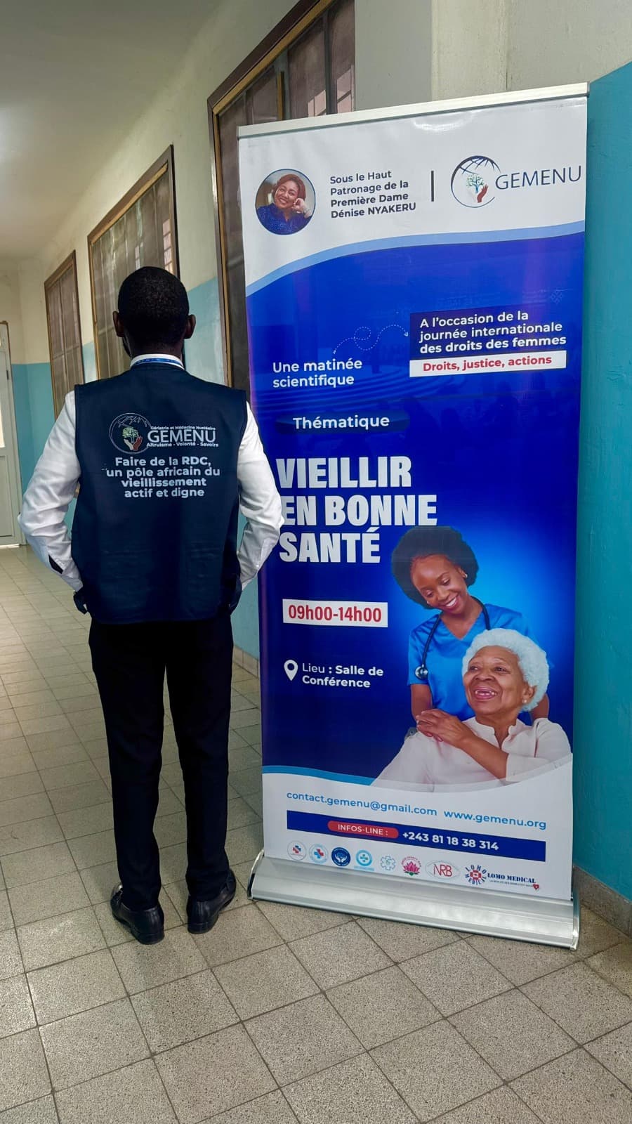 Médecins en consultation dans un environnement hospitalier moderne