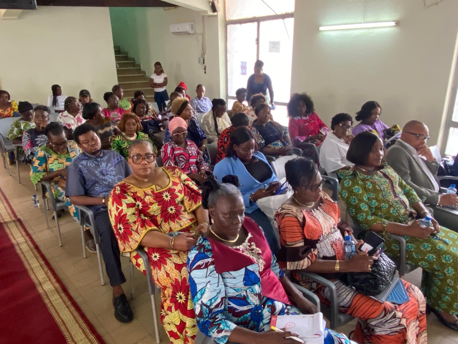 Participants attentifs lors d'une rencontre GEMENU